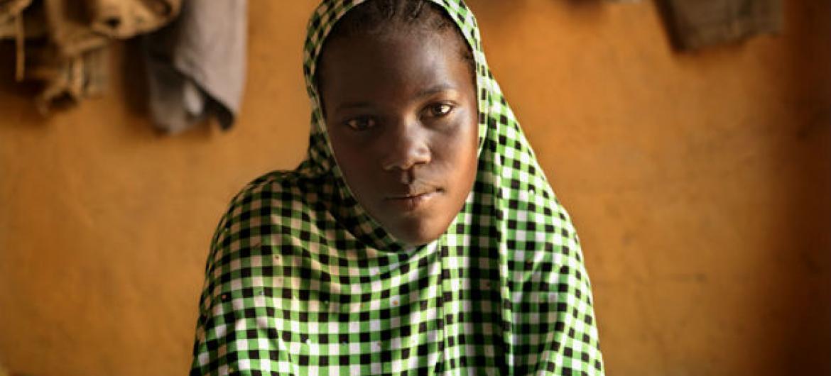 Nafissa é do Níger, tem 17 anos e foi casada aos 16. Três meses depois de se casar ficou grávida. Foto: Unicef/Marieke van der Velden