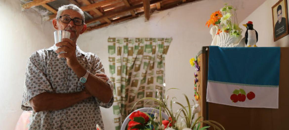 João Siqueira bebe água em sua casa em Pernambuco. Foto: Banco Mundial