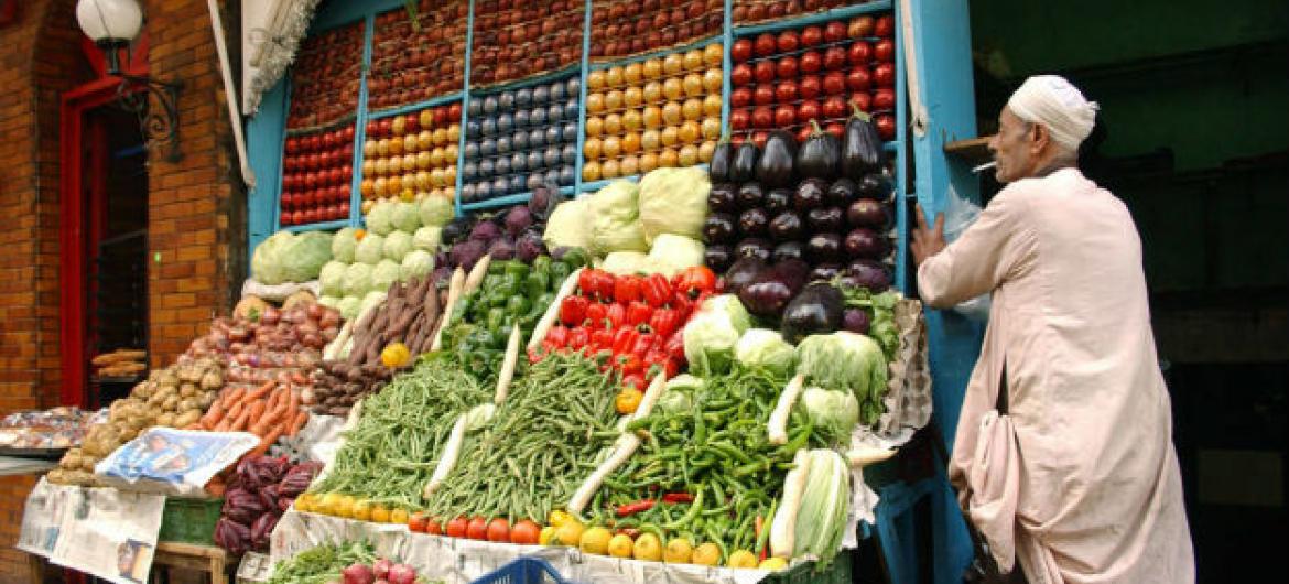 Venda de frutas e vegetais em um mercado no Egito. Foto: FAO