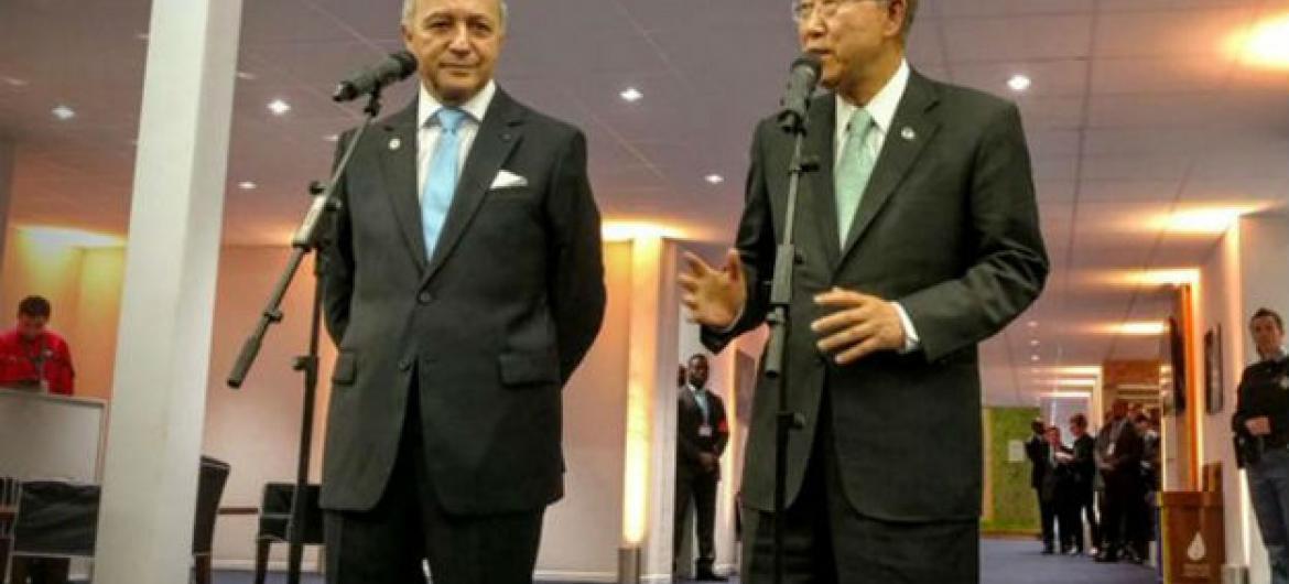 Laurent Fabius e Ban Ki-moon nesta sexta-feira, na COP21. Foto: ONU/Florencia Soto-Nino