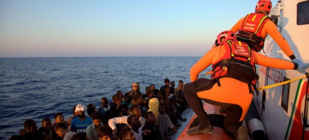 Migrantes são resgatados pela Guarda Costeira da Itália. Foto: OIM/Francesco Malavolta