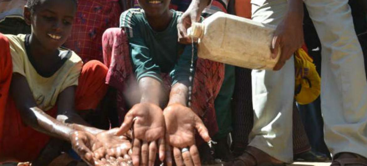 Jovens no acampamento de Dadaab lavam as mãos com água e sabão. Foto: Acnur/A.Nasrullah