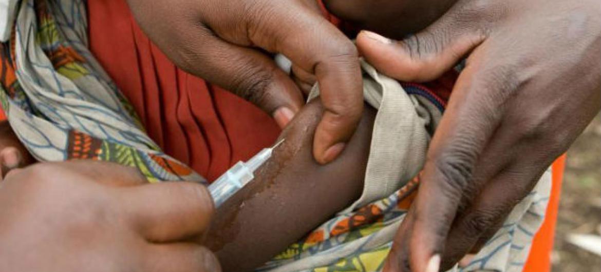Criança recebe vacina contra a febre-amarela. Foto: ONU/Marie Frechon