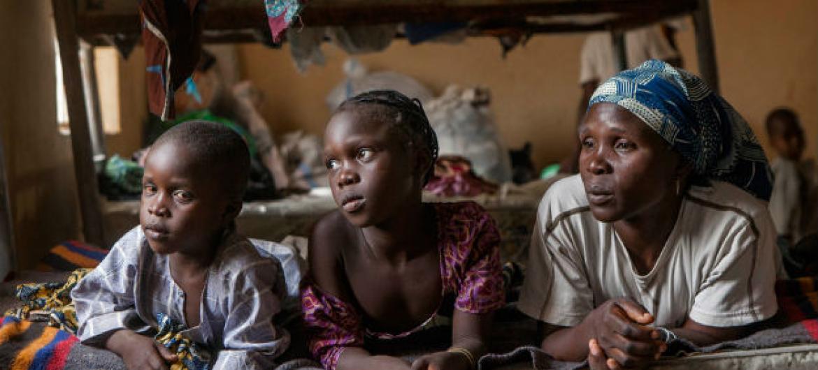 Mãe e filhas em acampamento para deslocados internos na Nigéria. Foto: Unicef/Abdrew Esiebo