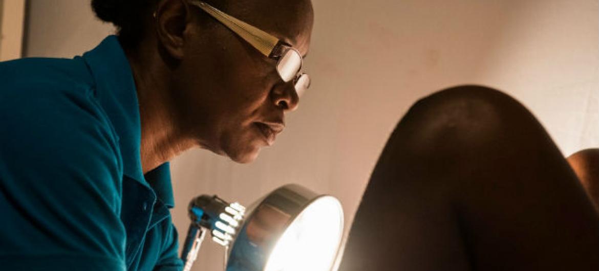 Na Jamaica, enfermeira conduz exame para detectar câncer cervical. Foto: OMS/S. Bones