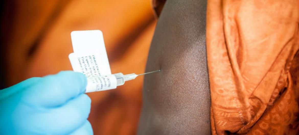 Apenas 20 países africanos financiam mais de 50% dos gastos com vacinação. Foto: OMS/S. Hawkey