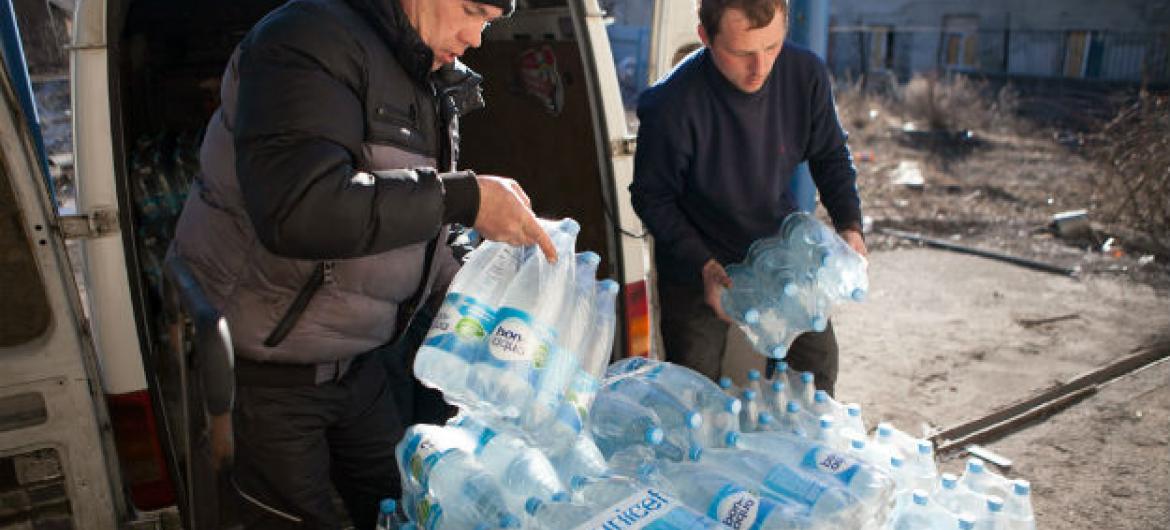 Em fevereiro de 2015, voluntários descarregam suprimento de garrafas d'água enviado pelo Unicef em Donetsk Oblast, na Ucrânia. Foto: Unicef/Aleksey Filippov