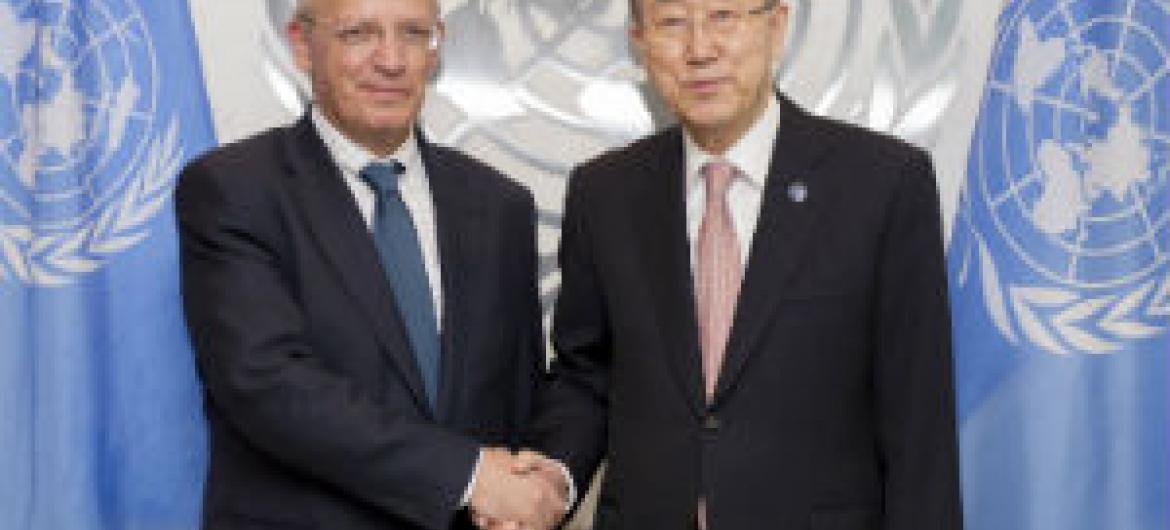 O secretário-geral da ONU, Ban Ki-moon (à dir.), com Augusto Santos Silva. Foto: ONU/Rick Bajornas