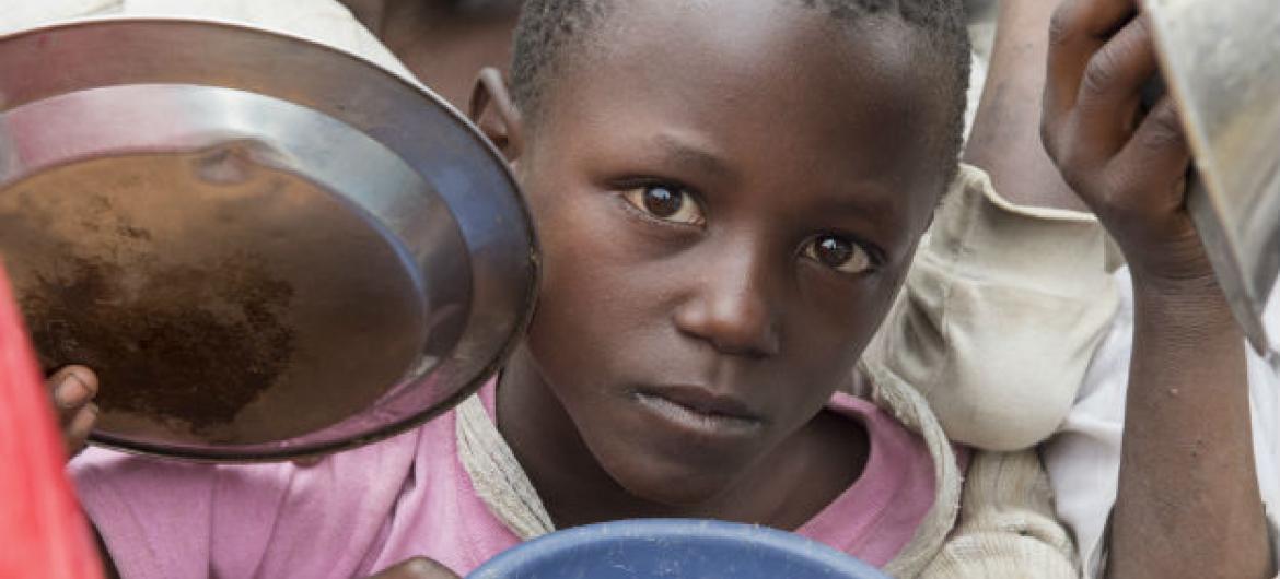 Criança congolesa aguarda refeição numa escola primária em Kitchanga, na República Democrática do Congo. Foto: ONU/Eskinder Debebe
