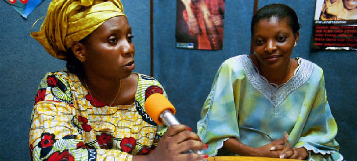 O pacto reconhece o papel de influência que os meios de comunicação podem ter em promover o empoderamento feminino. Foto: Banco Mundial