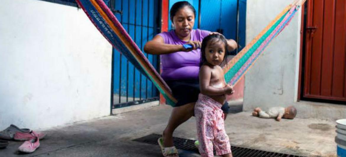 Mãe e filha fugiram de El Salvador e vivem atualmente no México. Foto: Acnur/M.Redondo