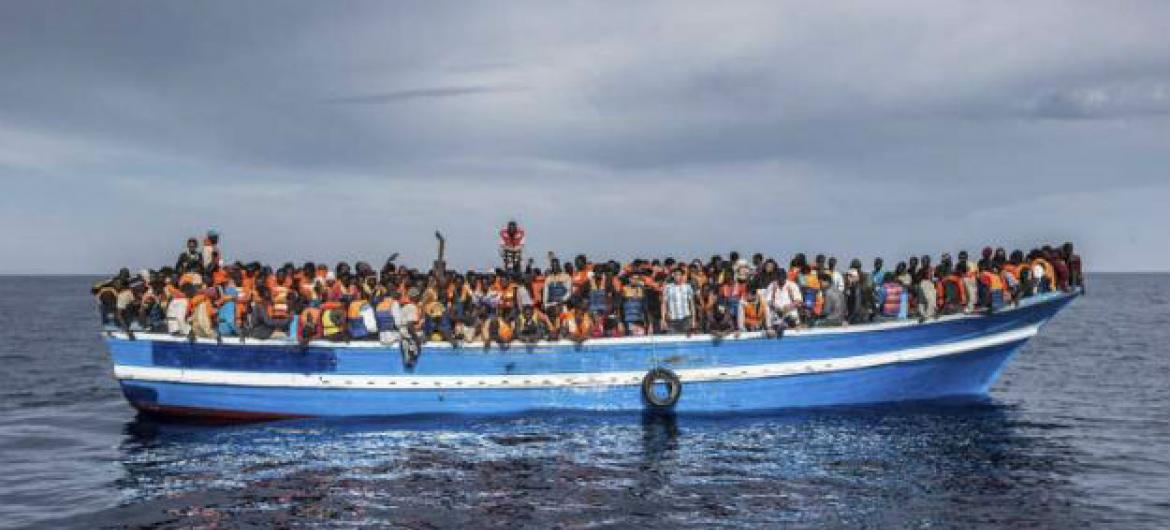 Barco no mar Mediterrâneo repleto de refugiados e migrantes. Foto: Acnur/Massimo Sestini