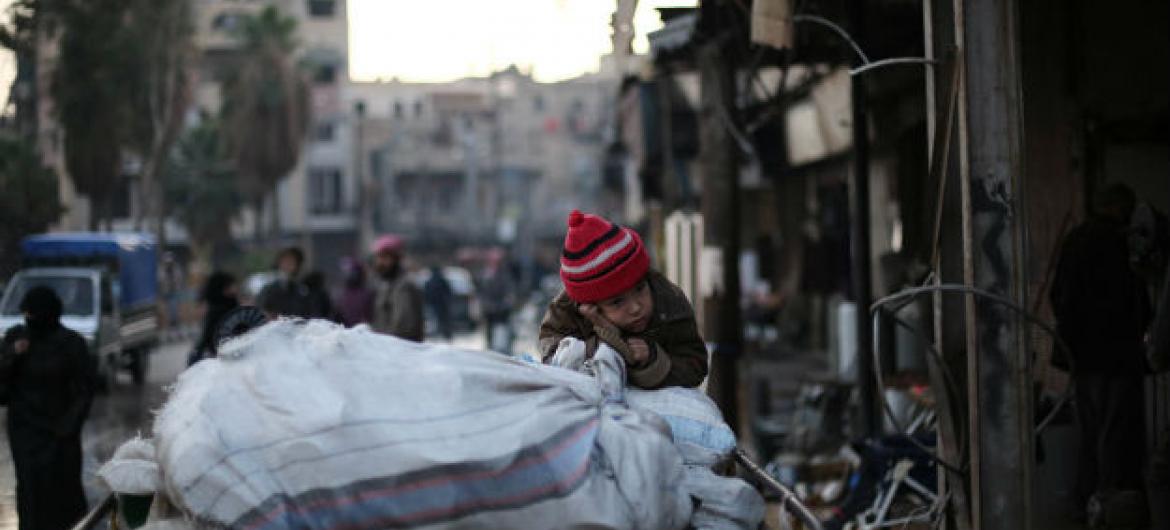 Milhares de civis na Síria continuam sitiados em várias cidades, sem acesso a cuidados médicos e correndo o risco de passar fome. Foto: Unicef/Amer Al Shami