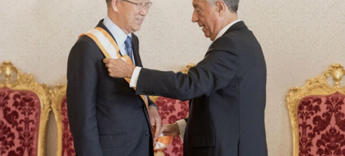 Ban é condecorado pelo presidente de Portugal, Marcelo Rebelo de Sousa. Foto: ONU/Mark Garten