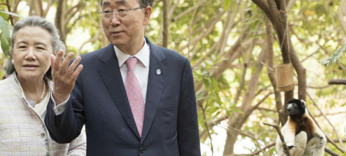 Ban Ki-moon e Yoo Soon-taek em visita ao parque Lemer, no Madagáscar. Foto: ONU/Mark Garten