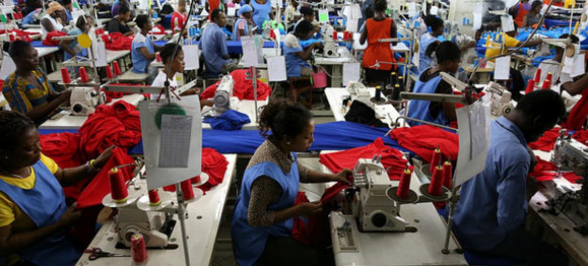 Mulheres trabalharam em fábrica de têxteis. Foto: Banco Mundial/Dominic Chavez