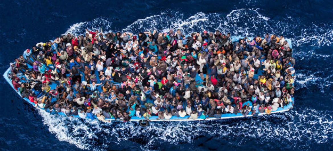 Centenas de migrantes e refugiados em barco de pesca momentos antes de serem resgatados pela marinha italiana. Foto: Guarda Costeira da Itália/Massimo Sestini (arquivo Jun-2014)