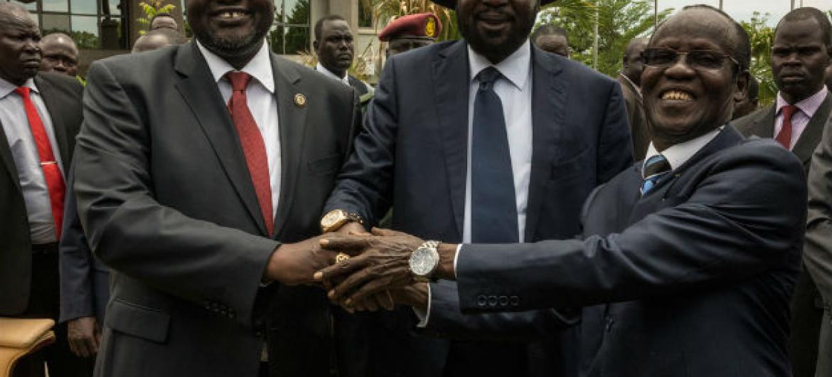 A partir da esquerda: Riek Machar (primeiro vice-presidente); presidente Salva Kiir, e James Wani Igga (segundo vice-presidente). Foto: ONU/Isaac Billy