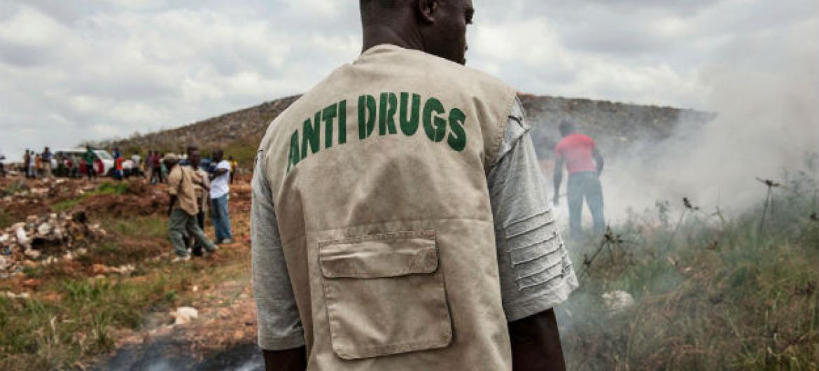 Agente do esquadrão contra drogas da polícia nacional da Libéria supervisiona local de despejo em Monróvia. Foto: ONU/Staton Winter