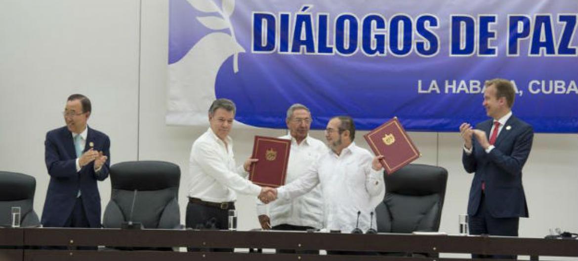 Assinatura do acordo de cessar-fogo e de deposição de armas entre o governo da Colômbia e as Forças Armadas Revolucionárias do país, Farc- Exército do Povo, Farc-EP. Foto: ONU/Eskinder Debebe