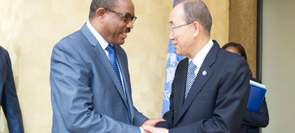Secretário-geral da ONU, Ban Ki-moon, se encontro com primeiro-ministro da Etiópia, Hailemariam Dessalegn, às margens da Cúpula da União Africana, em Kigali. Foto: ONU/Rick Bajornas