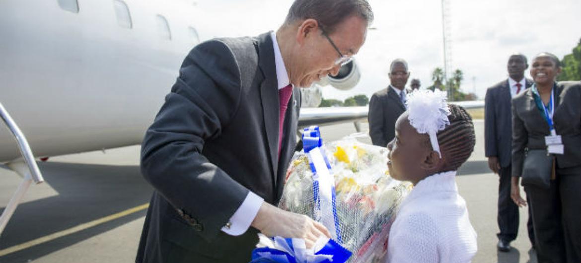 Secretário-geral da ONU, Ban Ki-moon, é recebido por uma criança em sua chegada em Nairóbi para participar da reunião da Unctad. Foto: ONU/ Rick Bajornas