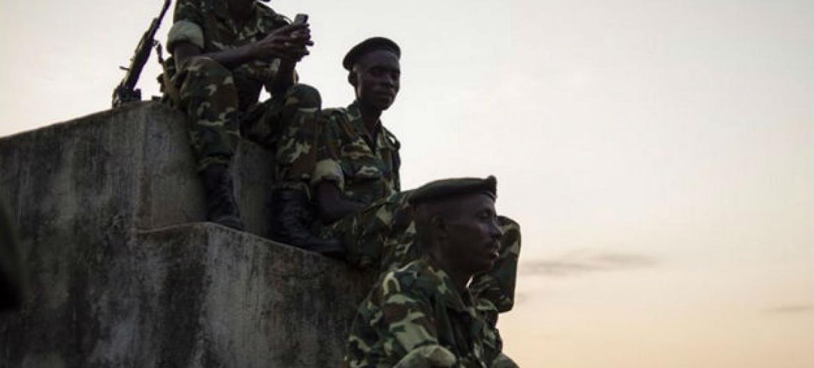 Soldados das forças armadas burundesas em Musaga, na capital Bujumbura. Foto: Irin/Phil Moore