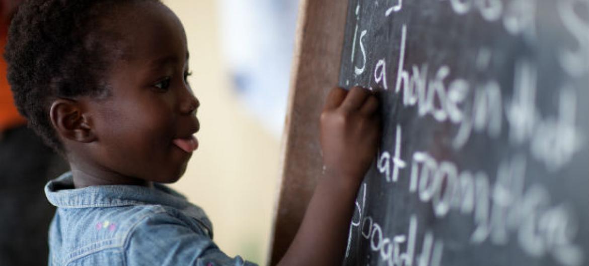 Educação de qualidade é o objetivo de número 4 dos Objetivos de Desenvolvimento Sustentável. Foto: Unicef Serra Leoa/2015/Indrias G Kassaye