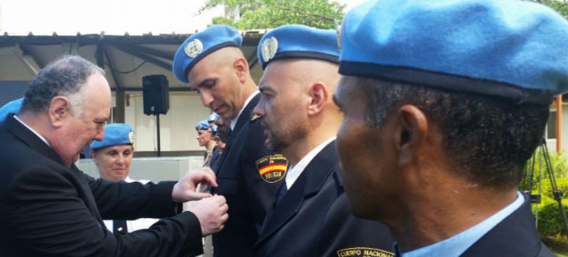 Cerimónia de condecoração de polícias e conselheiros. Foto: Rádio ONU