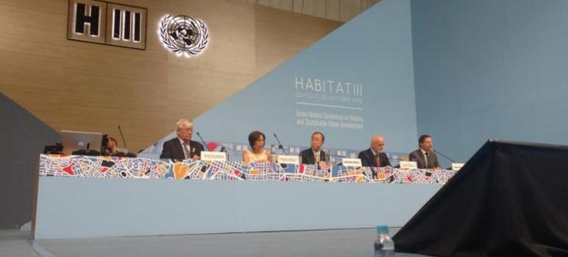 Secretário-geral debate futuro das cidades com prefeitos em Quito. Foto: Florencia Soto, ONU.