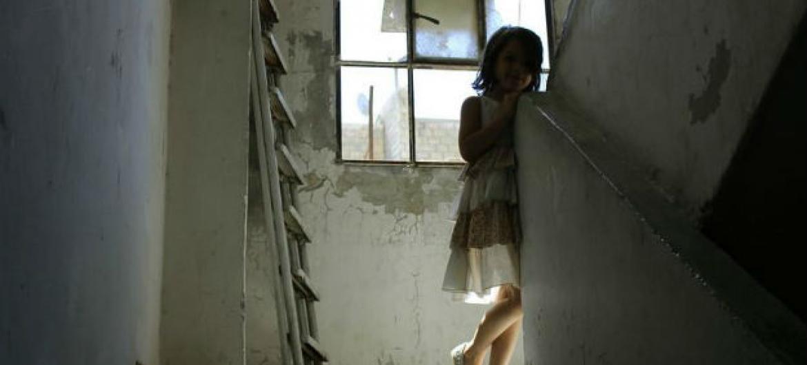 Menina síria em um prédio destruído na cidade síria de Alepo. Foto: Ocha/G. Seifo