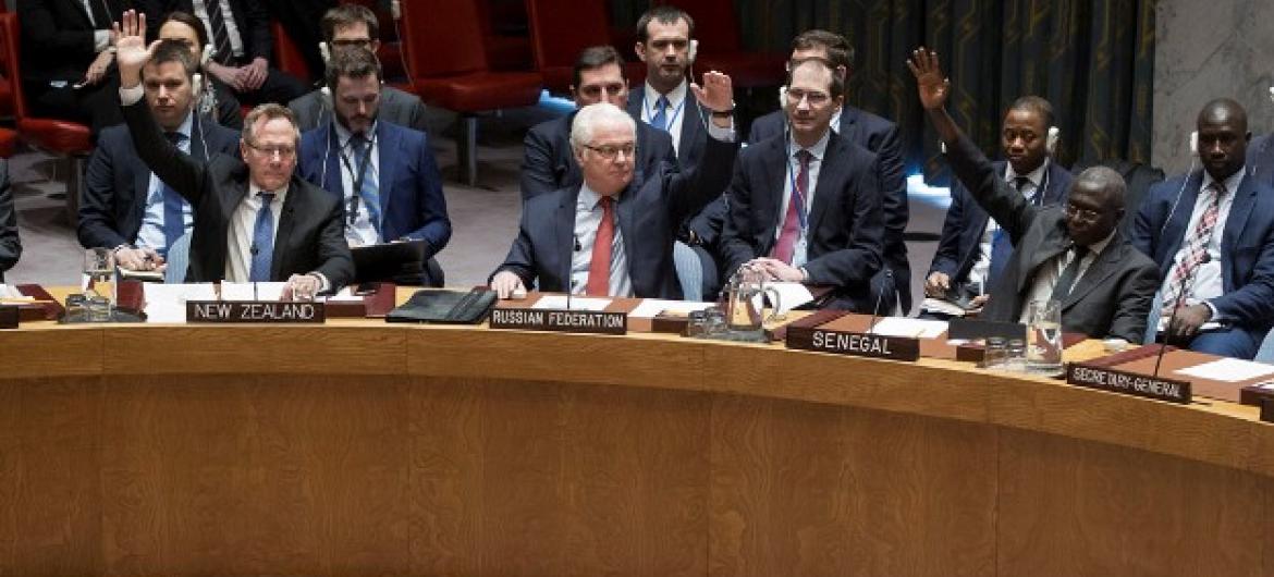 Ao centro, o embaixador da Rússia Vitaly Churkin no Conselho de Segurança