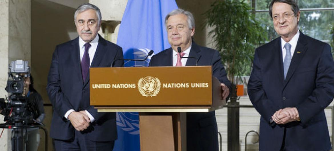 O secretário-geral António Guterres com líder turco- cipriota Mustafa Akinci (esq) e o líder greco-cipriota Nicos Anastasiades (dir). Foto: ONU/Violaine Martin
