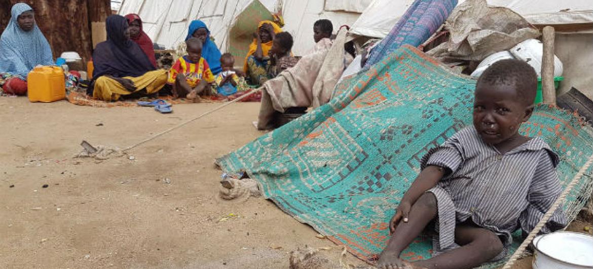 Menino chora num acampamento na Nigéria. Foto: OCHA/Eve Sabbagh