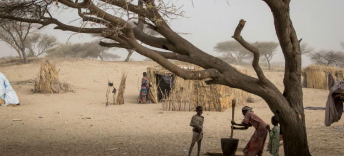 Mulher prepara comida em campo para deslocados internos em Mellia, a 20 quilômetros de Bol, capital da região dos Lagos do Chad. Foto: Ocha/Ivo Brandau