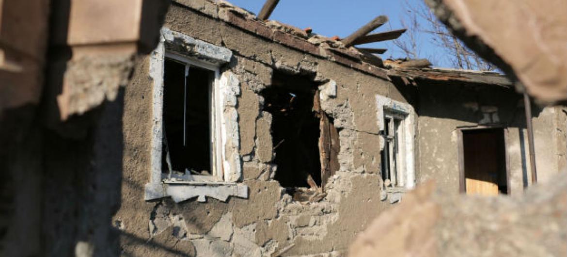 Casas destruídas devido a bombardeamentos na Ucrânia. Foto: Irin/Daniel Gerstle