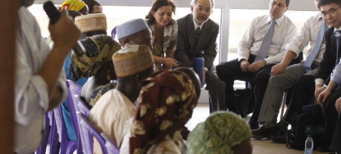 Embaixadores do Conselho de Segurança conversam com deslocados internos. Foto: Lorey Campese/Missão do Reino Unido