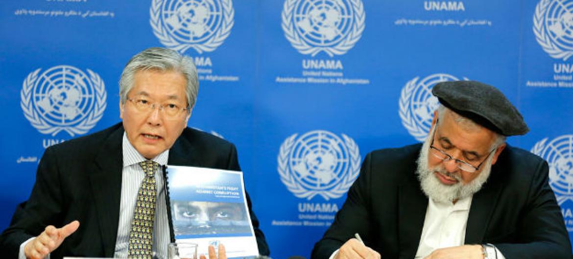 O representante especial do secretário-geral da ONU para o Afeganistão, Tadamichi Yamamoto (à esquerda) e o ministro da Justiça do Afeganistão, Abdul Basir Anwar, lançam relatório da Unama. Foto: Unama/Fardin Waezi
