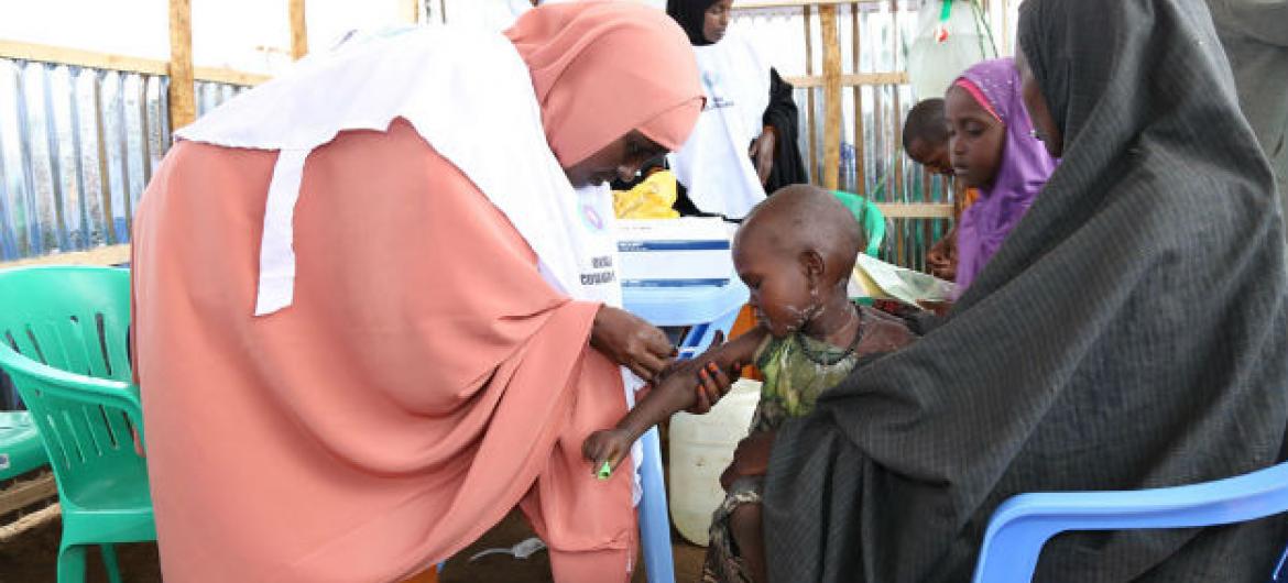 Criança é vacinada contra sarampo em campanha em Baidoa, na Somália. Foto: Unicef/Yasin Mohamed Hersi
