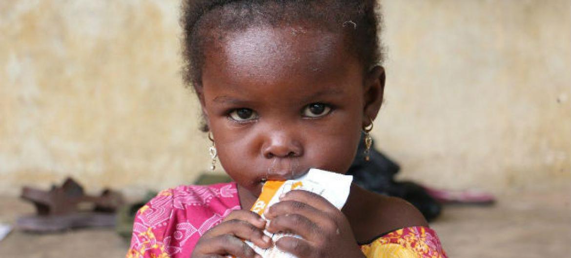 Apoio nutricional do PMA també é dado a crianças nigerianas com menos de cinco anos. Foto: PMA/Simon Pierre Diouf