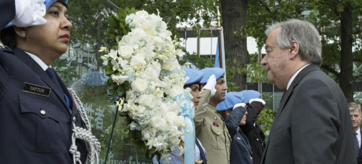 António Guterres deposita coroa de flores em homenagem aos boinas-azuis que perderam suas vidas enquanto serviam sob a bandeira da ONU. Foto: ONU/Mark Garten