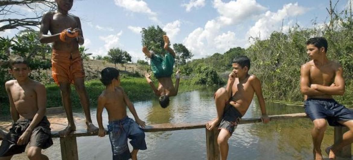 Meninos nadam em rio na Floresta Nacional do Tapajós na Amazônia, Brasil. Foto: ONU/Eskinder Debebe.