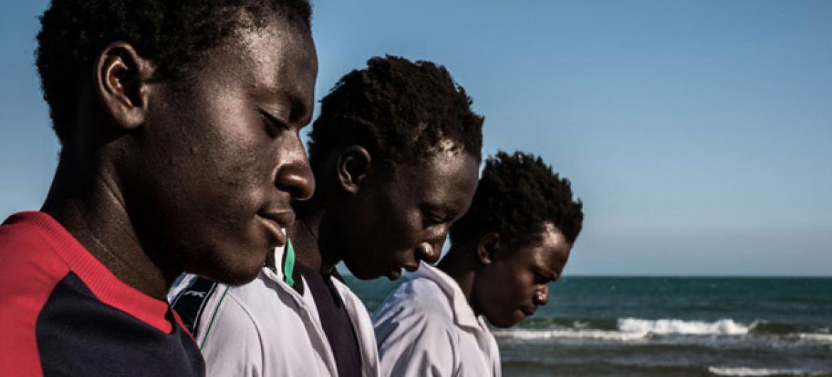 Grupo de meninos da Gambia em Pozzallo, na Sicília. Foto: Unicef/UN020035/Gilbertson VII Photo