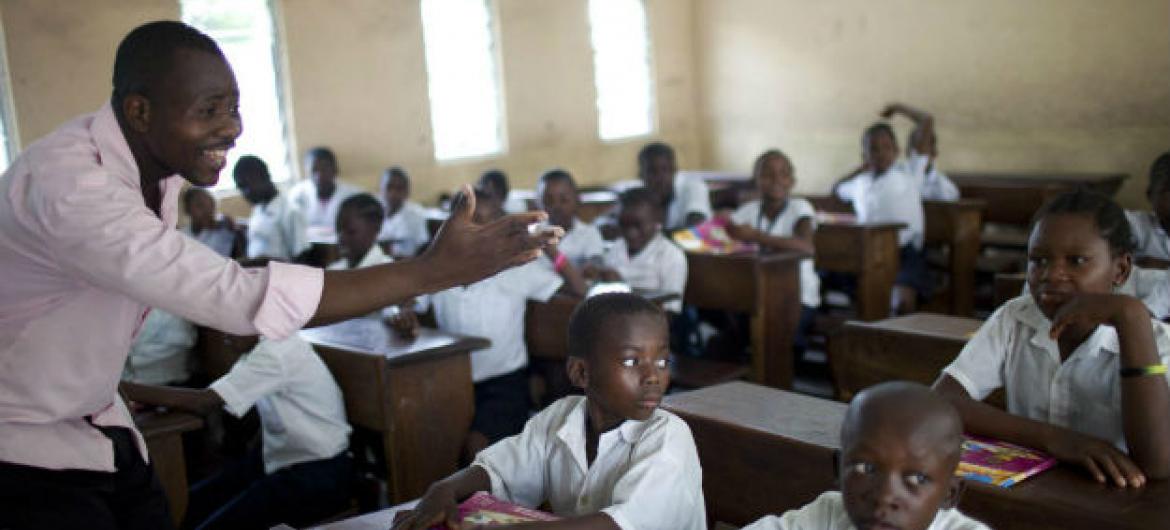 Professor leciona em uma sala de aula na República Democrática do Congo. Foto: Banco Mundial/Dominic Chavez