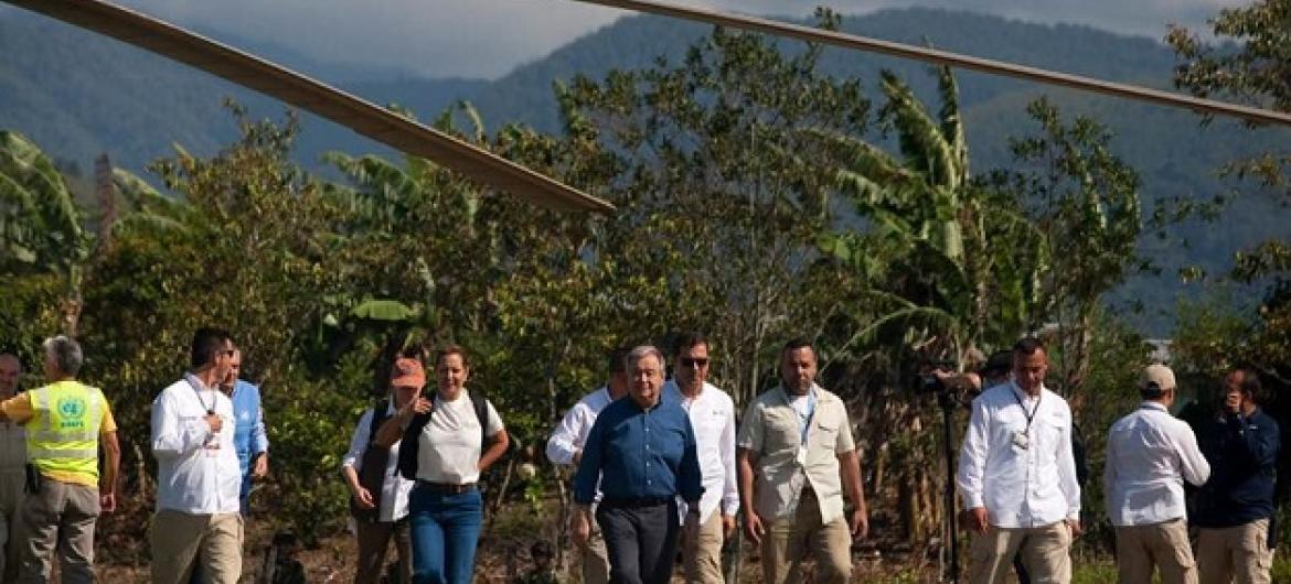 António Guterres chega a Mesetas, acompanhado de funcionários da ONU e autoridades colombianas. Foto ONU: Constanza García Rubio