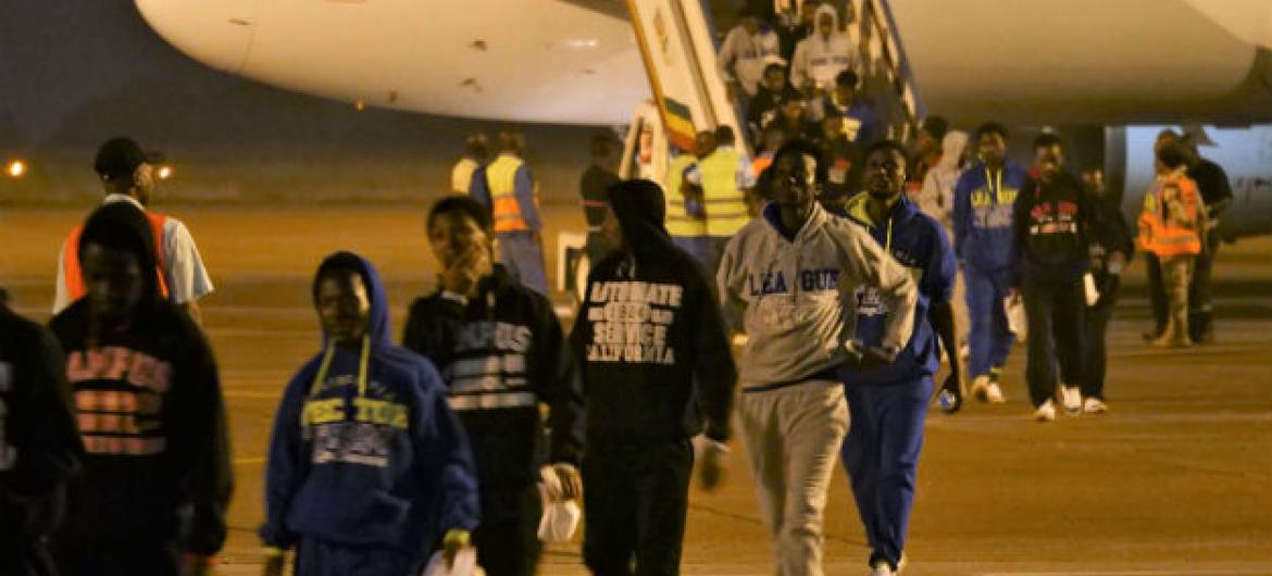 Segundo a OIM, 301 migrantes saíram de centros de detenção da Líbia em dezembro e foram reencaminhados aos seus países de origem. Foto: OIM/Lucas Chandellier