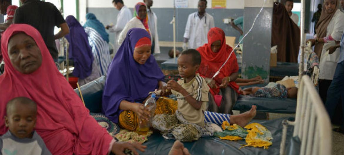 Crianças desnutridas em hospital em Mogadíscio. Foto: ONU/Tobin Jones