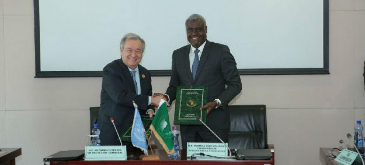 Em Adis Abeba, Etiópia, António Guterres e o presidente da Comissão da União Africana, Moussa Faki, assinam acordo de cooperação. Foto: ONU/Antonio Fiorente