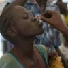 Mulher recebe vacina contra a cólera no Sudão do Sul. Foto: OMS/A. Ngethi