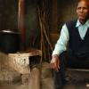 Casa com fogão a carvão na África do Sul. Foto: ONU/Gill Fickling